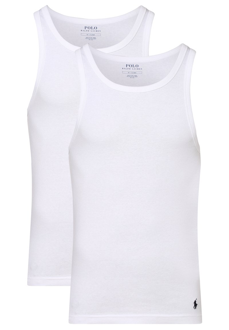 Divi baltie kokvilnas topi ar apļveida kakla izgriezumu un bez piedurknēm. Katrs no tiem ir ar mazu melnu logotipu apakšmalā. Gluda virsma, vienkāršs dizains.