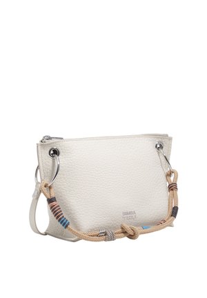 Pequeño bolso blanco texturizado con anillos plateados y una asa de cuerda beige envuelta con hilos azules y marrones.