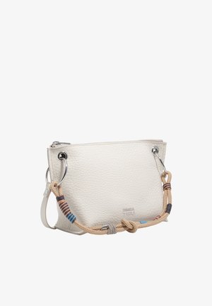 Mała biała teksturowana torebka z srebrnymi pierścieniami i beżowym uchwytem ze sznura owiniętym niebieskimi i brązowymi nićmi.