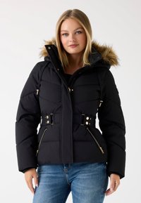 Zwarte pufferjack met een afneembare capuchon van bont, gouden hardware accenten, ritszakken en een ontwerp met een belted taille.