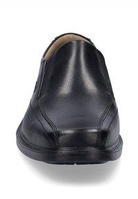 Černá kožená slip-on obuv s hladkým povrchem, zaoblenou špičkou a jemnými švy. Obsahuje gumovou podrážku pro lepší přilnavost.