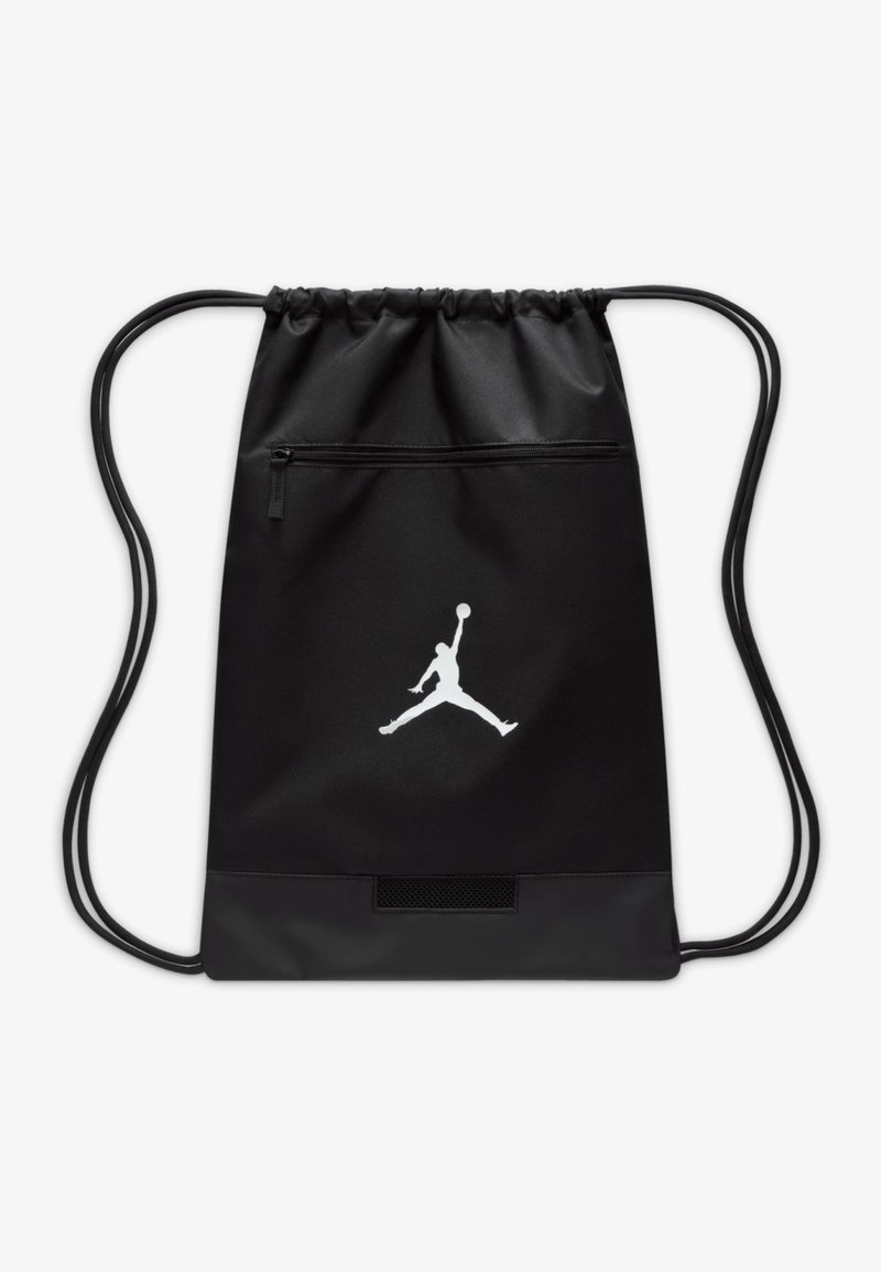 Mochila preta com cordão, feita de tecido resistente, com um logótipo Jumpman branco, um bolso com fecho e um painel inferior texturizado.