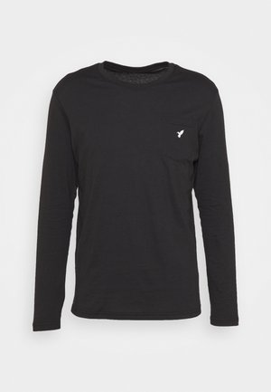 Czarny T-shirt z długim rękawem, wykonany z miękkiej bawełny, z okrągłym dekoltem, kieszenią na piersi i białym logo na kieszeni.