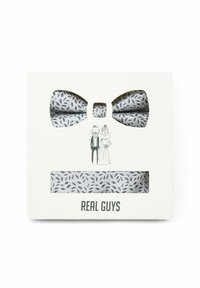 Fliegen- und Einstecktuch-Set aus einem hellgrauen Stoff mit einem dezenten navyblauen Blattmuster, präsentiert in einer Klarsichtverpackung mit Illustrationen.