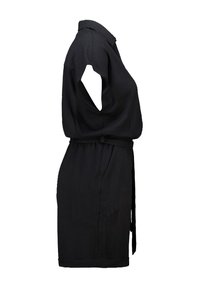 Zwarte jurk met een gestructureerde afwerking, kraag, taille met riem en korte mouwen. Heeft open zijkanten en een knielange snit.