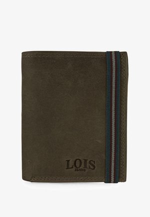 Billetera de cuero verde con una textura suave, que presenta un acento de tela a rayas y un logo embossado, forma rectangular compacta, con costuras mínimas.