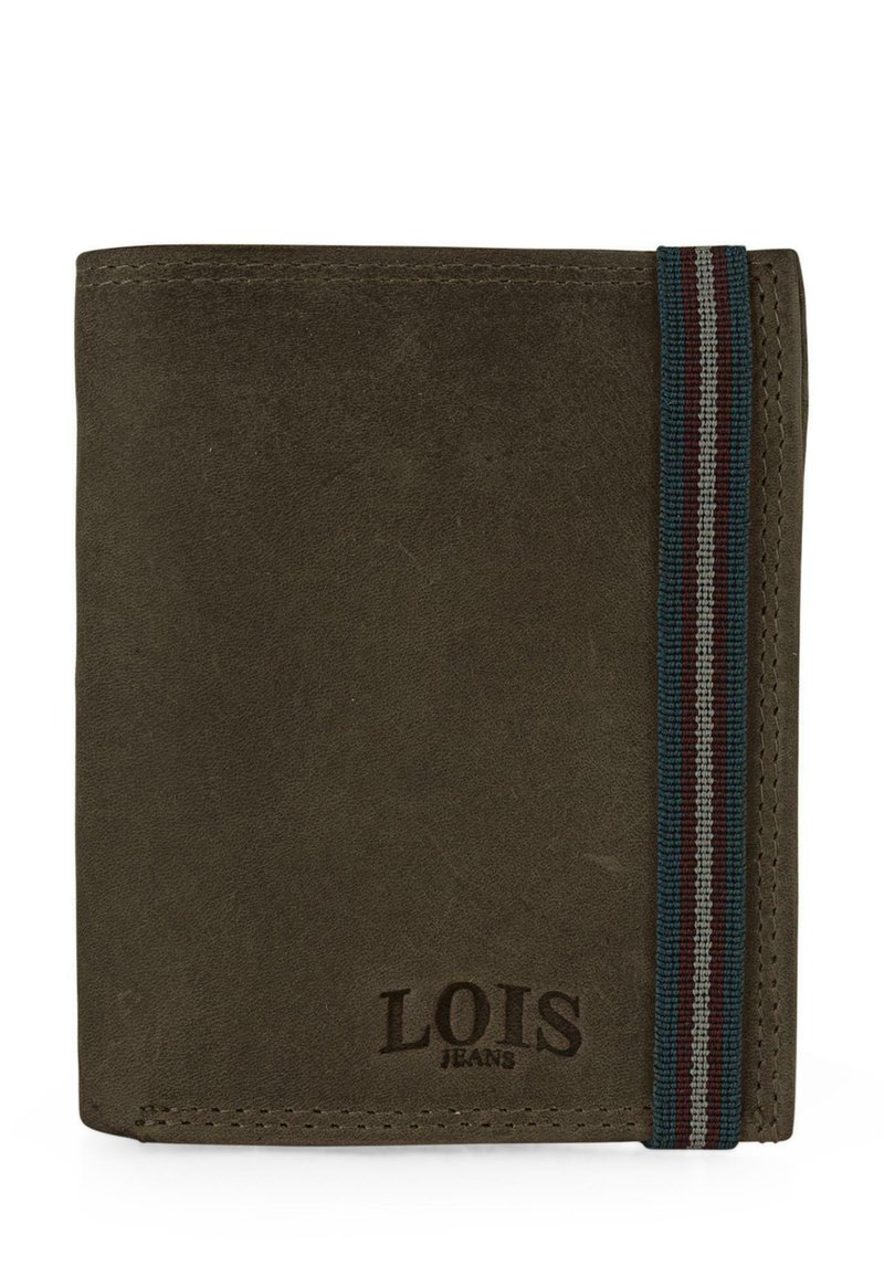 Billetera de cuero verde con una textura suave, que presenta un acento de tela a rayas y un logo embossado, forma rectangular compacta, con costuras mínimas.