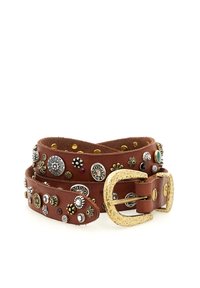 Cintura in pelle marrone caratterizzata da vari chiodini e decorazioni metalliche, con una fibbia dorata a martellata e testurizzata. Design a doppio avvolgimento.