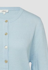 Jasnoniebieski dzianinowy kardigan z okrągłym dekoltem, czterema beżowymi guzikami z przodu oraz długimi rękawami, rozmiar 36, marki s.Oliver.