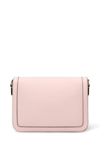 Borsa a tracolla rettangolare in materiale testurizzato rosa chiaro, con chiusura a patta e cuciture a contrasto color crema lungo i bordi.