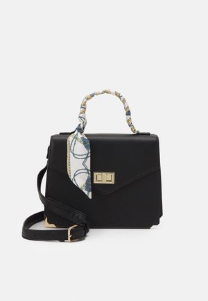 Bolso estructurado negro con cierre dorado, correa de hombro desmontable y asa superior envolvida en tela con patrón de cadenas y cuerdas.
