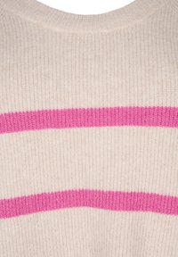 Pull en maille beige clair avec des rayures horizontales roses. La texture est côtelée et l'encolure est ronde, créant un design épuré.