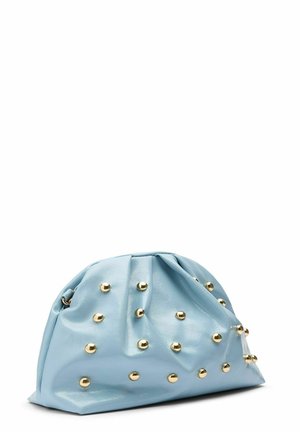 Lichtblauwe, zachte leren clutch met gouden ronde studs gelijkmatig verdeeld over het oppervlak, afgebeeld tegen een witte achtergrond.