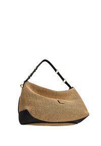 Geweven lichtbruine handtas met zwarte leren biezen en verstelbare zwarte band met goudkleurige ringen op een witte achtergrond.