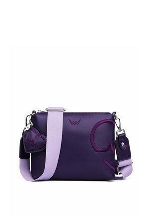 Fialová koženková crossbody kabelka se světlofialovým popruhem, embosovanými logy a přívěskem ve tvaru srdce. Hladký povrch a minimalistický design.