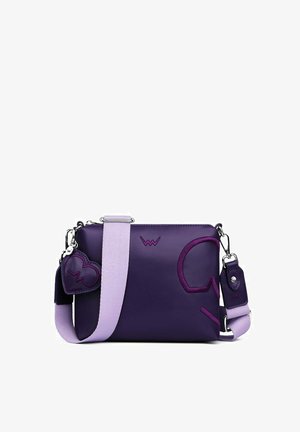 Fialová koženková crossbody kabelka se světlofialovým popruhem, embosovanými logy a přívěskem ve tvaru srdce. Hladký povrch a minimalistický design.