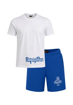 T-shirt bianca a maniche corte con scritta blu "RefrigiWear" e pantaloncini blu con vita elastica che mostrano un cane che tiene un cartello "RefrigiWear".