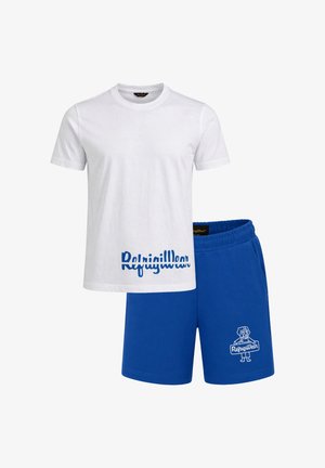 T-shirt bianca a maniche corte con scritta blu "RefrigiWear" e pantaloncini blu con vita elastica che mostrano un cane che tiene un cartello "RefrigiWear".