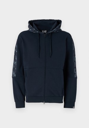 Námornícky zipový mikin s kapucňou so vzorom, čiernymi akcentmi, rebrovanými manžetami a mäkkou textúrou. Obsahuje brandované detaily na rukávoch.