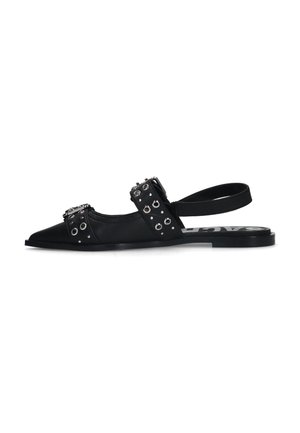 Chaussure plate noire à bride arrière avec bout pointu et deux lanières cloutées sur le pied et la cheville.