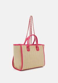 Beżowa pleciona torba na ramię z różowymi skórzanymi akcentami i podwójnymi krótkimi uchwytami. Posiada łańcuszek z różowymi ogniwami. Teksturowana powierzchnia dodaje szczegółów.