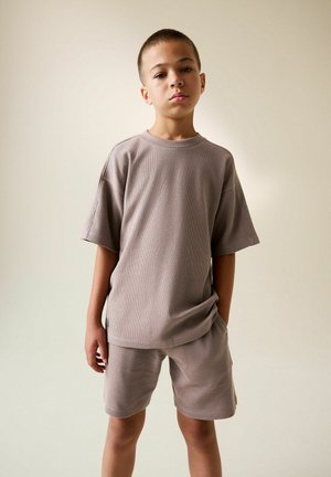 TEXTURED SHORT SLEEVE SET - Teplákové kalhoty - mink brown