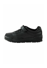 Sort sneakers med en glat læderoverdel, sn�ørebåndsdesign, justerbar rem, struktureret gummisål, og perforerede detaljer på tåen.