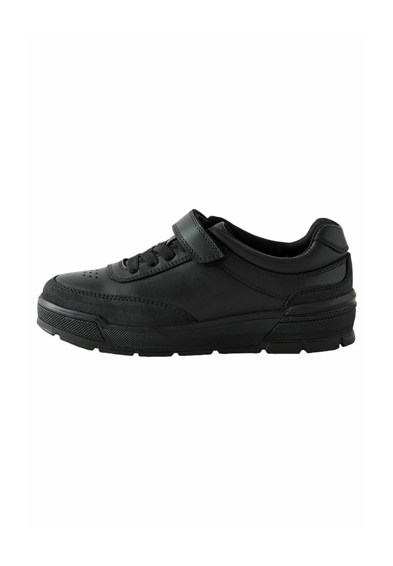 Sort sneakers med en glat læderoverdel, snørebåndsdesign, justerbar rem, struktureret gummisål, og perforerede detaljer på tåen.