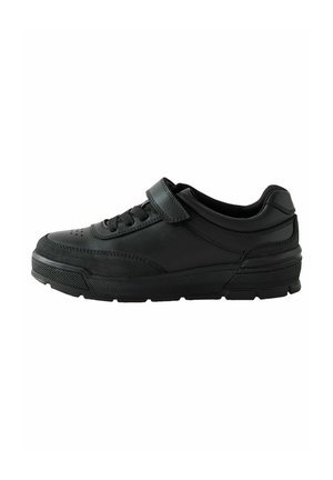 Sort lavtop sneaker med snørebånd foran og en enkelt velcro-rem, tekstureret sål og polstret krave for komfort.