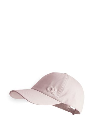 Casquette de baseball rose clair avec visière incurvée et sangle arrière ajustable, avec un logo embossé discret sur le côté avant gauche.