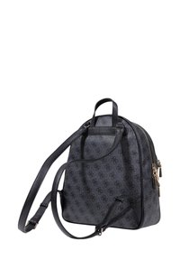 Zaino nero in pelle con texture, caratterizzato da un motivo a monogramma, manici superiori doppi, tracolla regolabile e zip in tono oro.