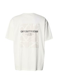 Valkoinen puuvillapaita, jossa on suorakulmainen painatus takana, jossa lukee "OFF DUTY GEAR" harmaalla, surroundattuna vaalealla kuviolla.
