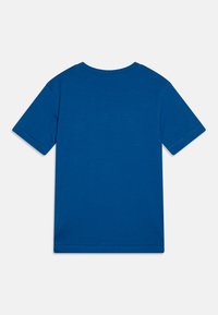 Camiseta de algodón azul con cuello redondo y mangas cortas. Textura suave, diseño liso y sin patrones ni adornos visibles.
