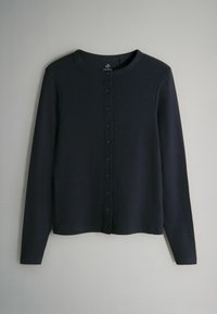 Cardigan noir à manches longues avec boutons et col rond, posé à plat sur une surface gris clair.