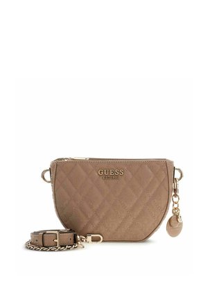 Sac bandoulière matelassé marron avec ferrures dorées, sangle amovible, fermeture éclair et détail de charme de marque.