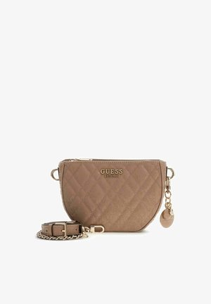 Sac bandoulière matelassé marron avec ferrures dorées, sangle amovible, fermeture éclair et détail de charme de marque.