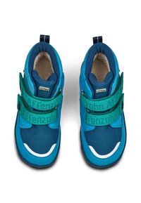 Zapatillas altas azules con material impermeable, que cuentan con correas de velcro verdes, acentos blancos y un forro interior suave para mayor comodidad.