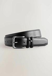 Cinturón de cuero negro con acabado texturizado, hebilla de metal plateado y seis orificios para ajuste. Los bordes están cosidos para mayor durabilidad.