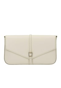 Crème-kleurige vegan leren clutch met een klep sluiting, versierd met een zilveren gesp detail en contrasterende zwarte stijl.