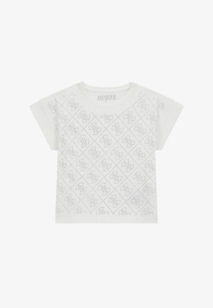 Camiseta blanca de manga corta fabricada en algodón orgánico, con perforaciones en forma de diamante y un escote redondo, con una etiqueta de marca en su interior.