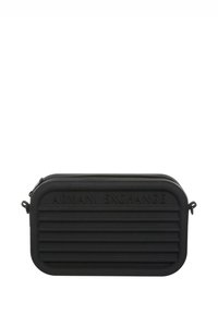 Borsa rettangolare nera con superficie testurizzata e logo "ARMANI EXCHANGE" in rilievo, dotata di chiusura con zip e design elegante e minimalista.