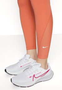 Nike Performance ONE - Leggings - madder root