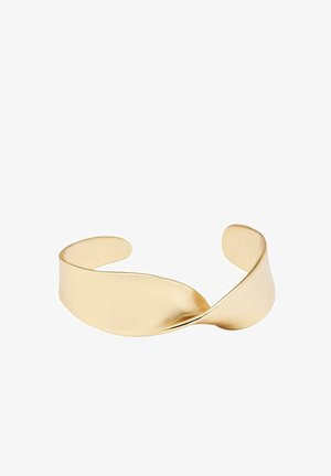 Bracciale rigido color oro con design liscio e intrecciato e estremità aperte. Presenta una finitura lucida e una forma elegante e minimalista.