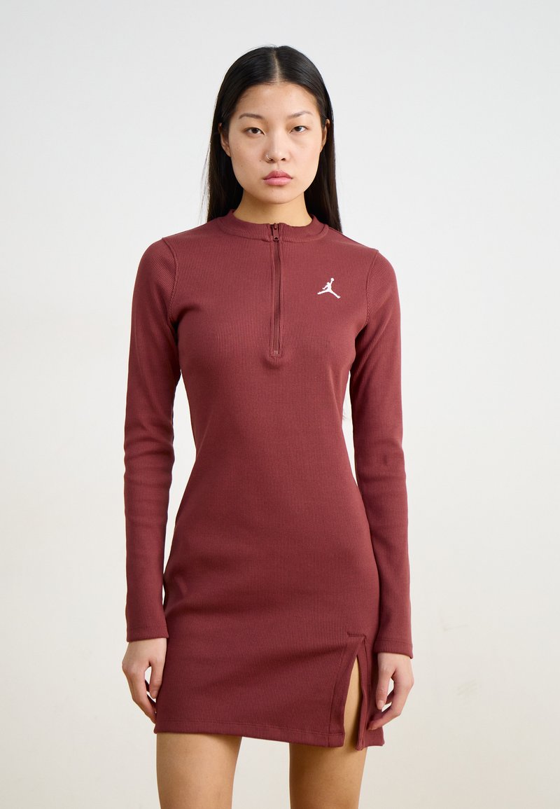 Abito lungo bordeaux a maniche lunghe con colletto zip, texture a costine, spacchi laterali e un piccolo logo bianco sul petto.