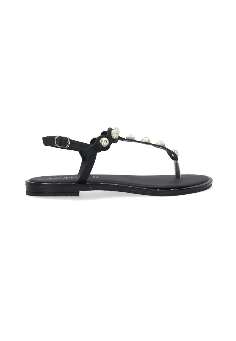 Sort flad sandal med T-strap design, der har dekorative sølvperler og en spænde på ankelstroppen. Glat materiale, minimalistisk form.