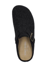 Schwarzer Filzslipper mit abgerundetem Zehenbereich, verstellbarem Riemen mit einer Metall-Schnalle und einer hellbraunen Innensohle, die den Markennamen trägt.
