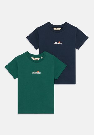 Två kortärmade t-shirts i bomull: en mörkgrön med en logotyp och en marinblå med en logotyp. Båda har rund hals och normal passform.
