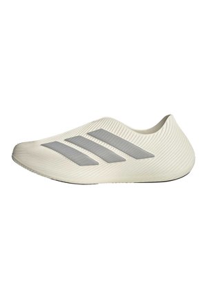 Minimalistisk off-white slip-on sneaker med tekstureret overflade og tre grå striber på siden, set fra ydersiden.