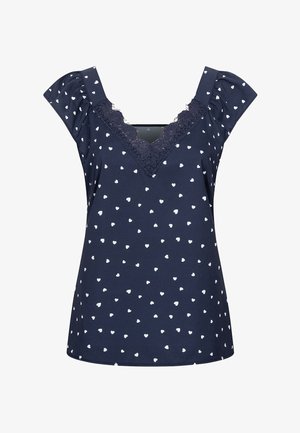 Marineblauw top met witte hartjespatronen, V-halslijn versierd met kant, korte pofmouwen en een zachte stoftextuur.