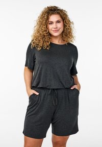 Tmavo šedý krátky overal vyrobený z jemnej látky, s voľným strihom, elastickým pásom a bočnými vreckami.